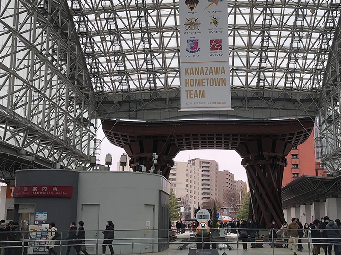 Photo : JR Kanazawa Station East Exit (Kenrokuen Exit) Bus Stop No. 7. There is a traffic information office on the left