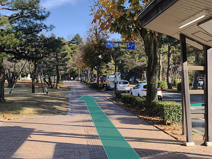 写真：百万石通りの歩道。左手にしいのき迎賓館がある