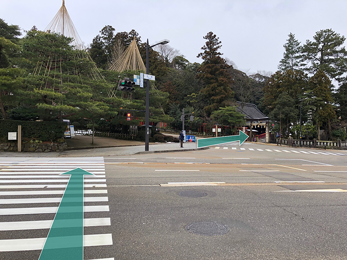 Photo : A pedestrian crossing at the Hirosaka intersection. There is Ishiura Shrine in front