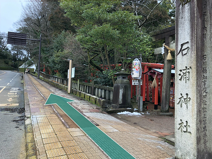 Photo : Sidewalk on Hyakumangoku Street. Ishiura Shrine on the right