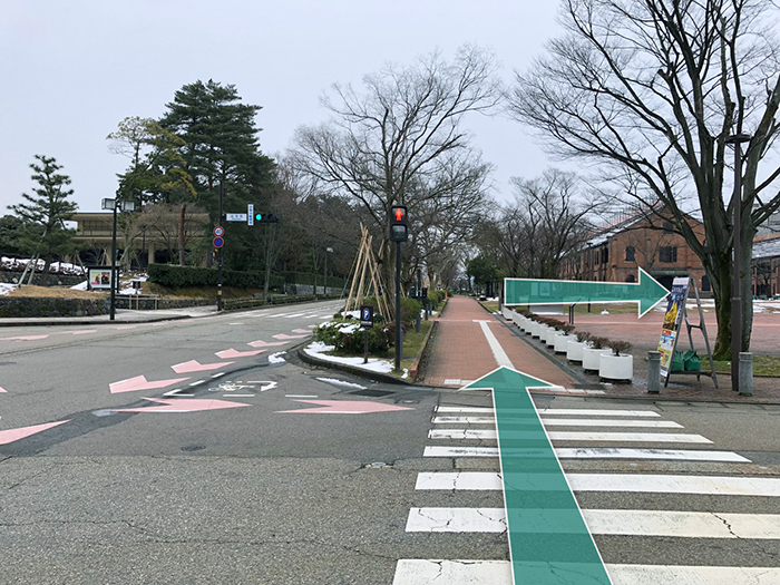 写真：出羽町の横断歩道。右手にが国立工芸館。