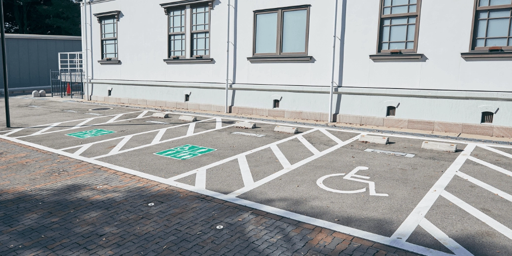 Photo : Outdoor priority parking lots (for 3 passenger cars) lined up side by side