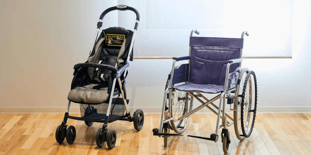 Photo : A simple black stroller and a wheelchair with a purple seat lined up