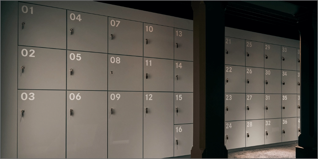 Photo : Gray coin lockers. There are also some large size lockers.