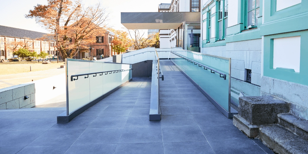 Photo : A slope with a gentle handrail that folds once.