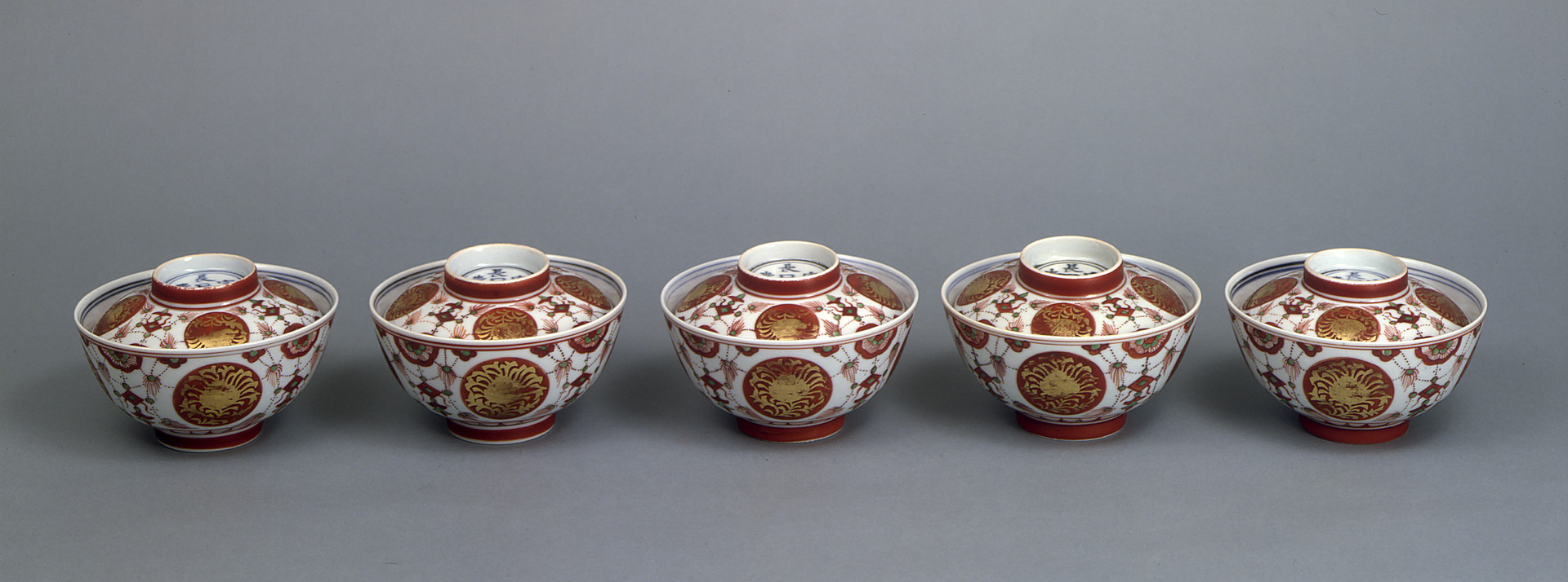 色絵金襴手蓋物 - 国立工芸館