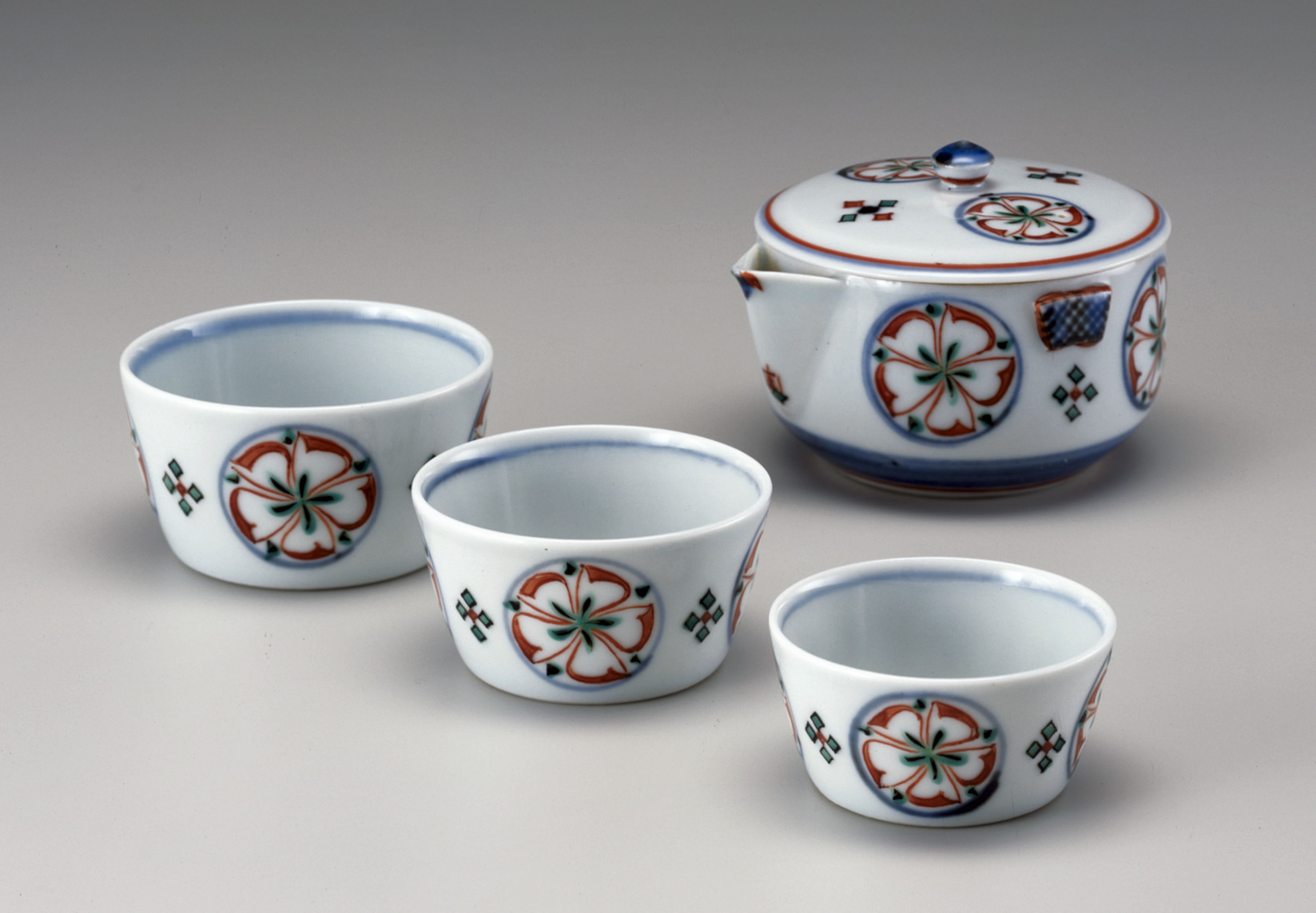 清代の同治  五彩粉彩博古図査義興鼎  花提梁やかん  急須    現代工芸品 五彩唐子文方壺（古赤絵）