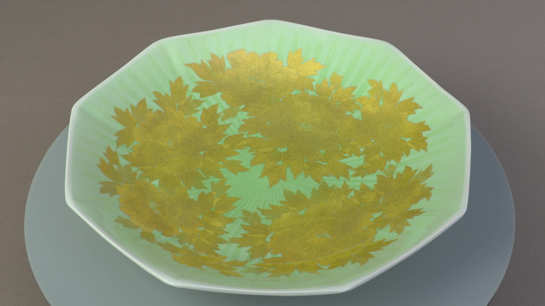 𠮷田美統《釉裏金彩牡丹文飾皿》2017年 - 国立工芸館