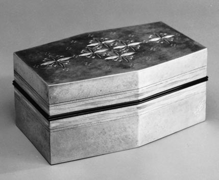 Six-sided box with the motif of flowers - National Crafts Museum