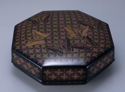 保管品　蒟醤唐草文　喰篭　揮山　径約20㎝　木箱入 籃胎蒟醤喰籠 - 国立工芸館