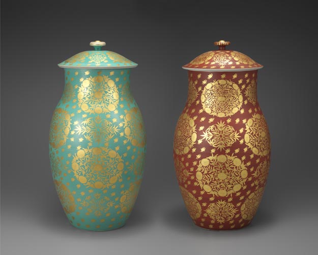 萌葱金襴手菊文蓋付飾壺 ; 赤地金襴手菊文蓋付飾壺 - 国立工芸館