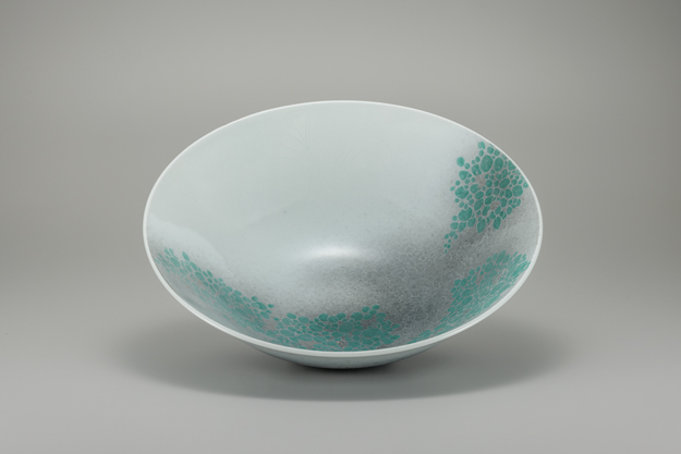 雪*様 墨 十四代今泉今右衛門 作 色絵雪花藍色墨はじき草花更紗文杯