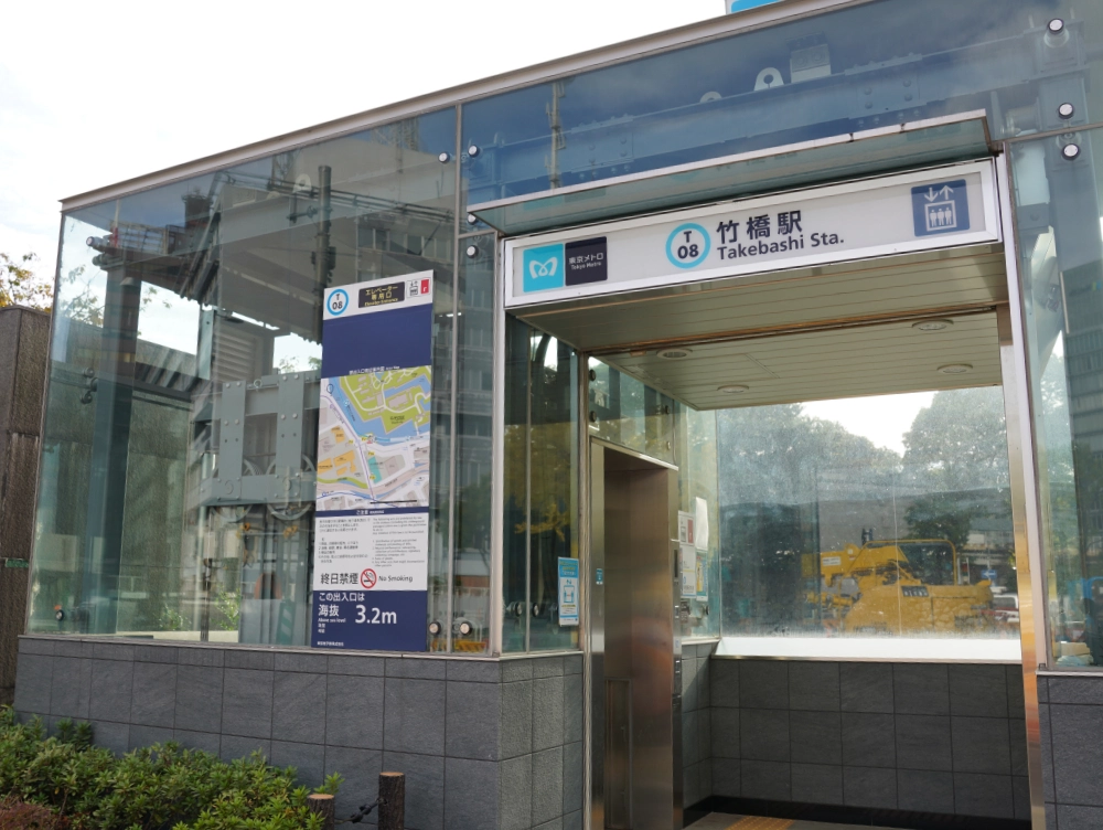 Photo : Appearance of the elevator The sign says T08 Takebashi Station