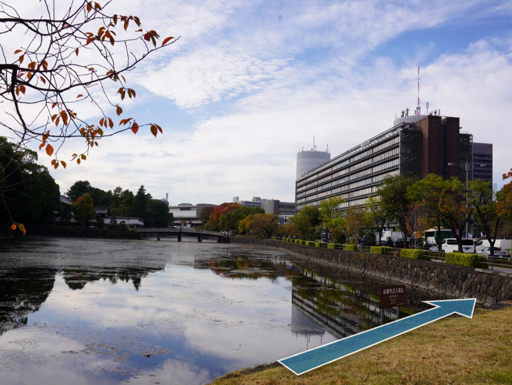 Photo : Hirakawa Gate of the Imperial Palace, Kitanomaru Park with a view of the moat