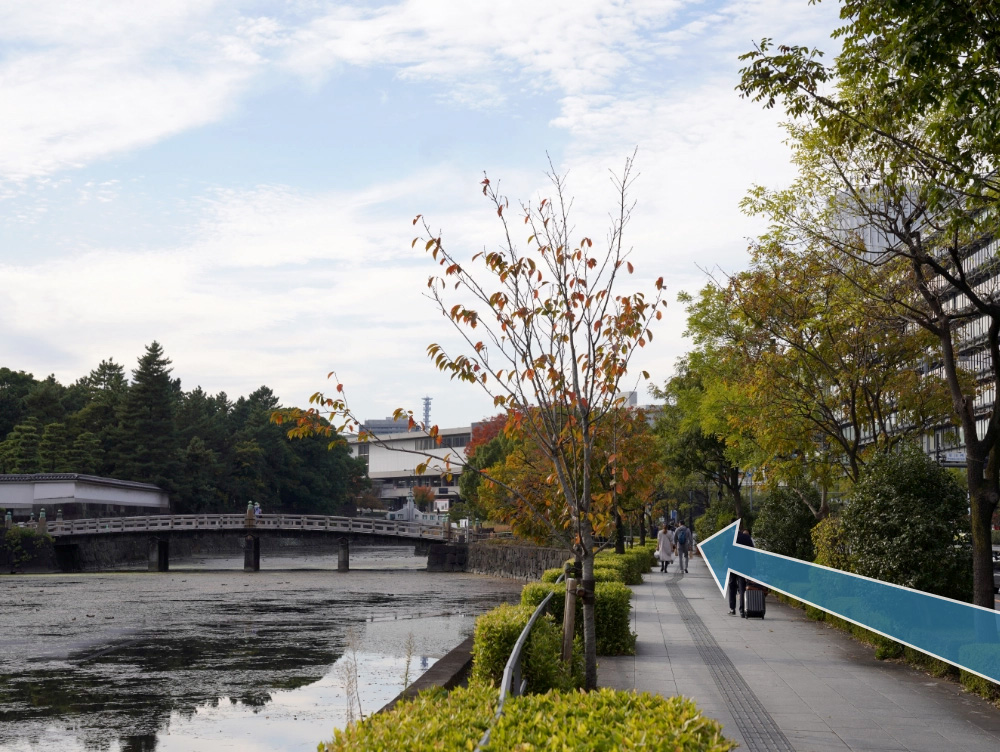 Photo : Hirakawa Bridge (wooden bridge) over the Hirakawa Gate of the Imperial Palace can be seen to the left of the moat