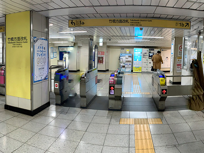 Photo : The front of the ticket gate for Takebashi