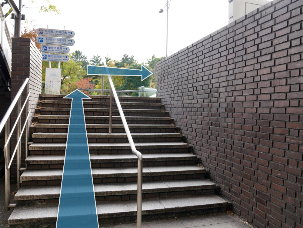 Photo : Stairs in the direction of Exit 1b Kitanomaru Park, with a handrail in the center