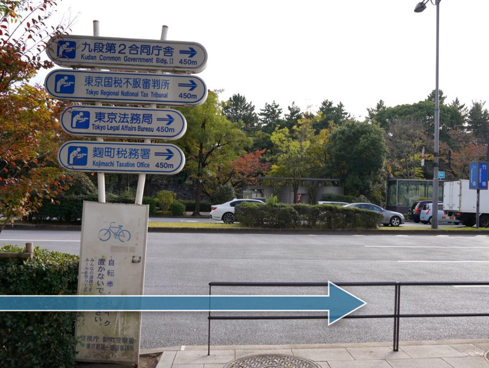 Photo : At the top of the stairs, there is a signboard that guides you to the route.