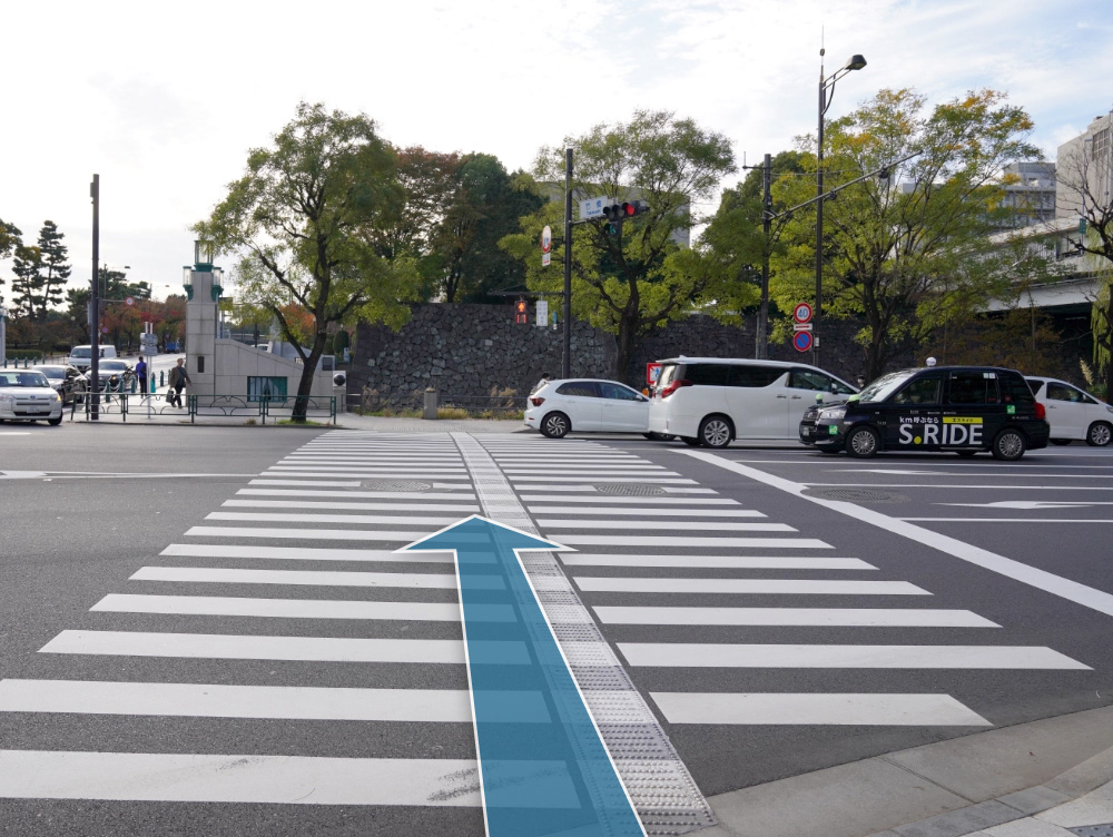 Photo : Takebashi can be seen after crossing the intersection