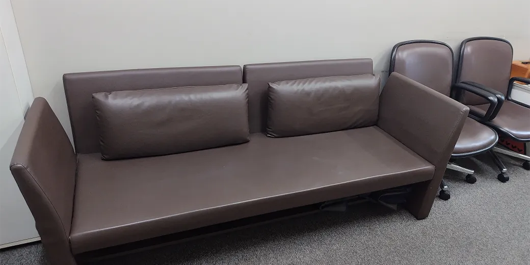 Photo : A simple black stroller and a wheelchair with a purple seat lined up
