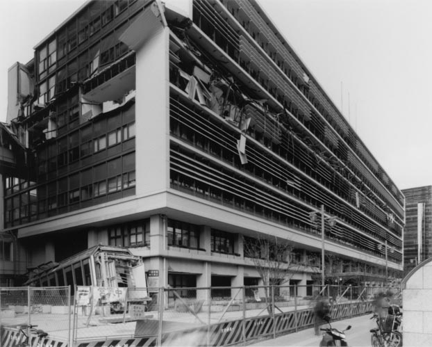 神戸 1995」より 神戸市中央区三宮 神戸市役所 - 東京国立近代美術館
