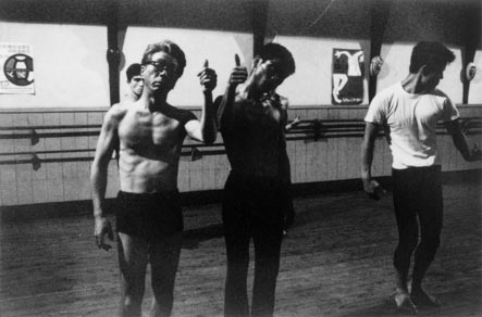 Hijikata Tatsumi (center) - 東京国立近代美術館