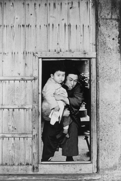 人間の土地」より 緑なき島−軍艦島: 汐降り防止の木戸 - 東京国立近代