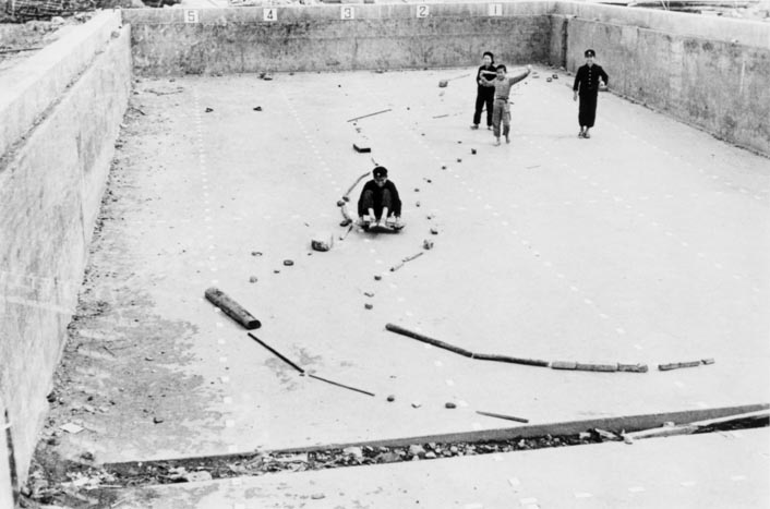 人間の土地」より 緑なき島−軍艦島: 水のないプール - 東京国立近代美術館