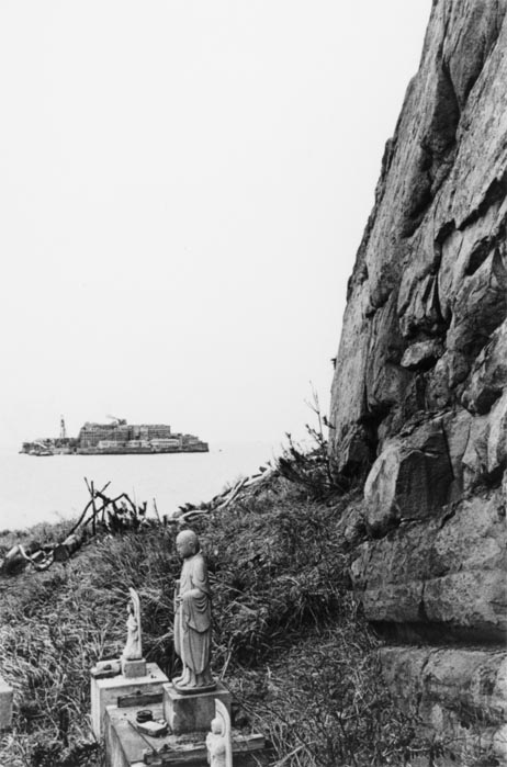 人間の土地」より 緑なき島−軍艦島: 中ノ島の無縁墓地 - 東京