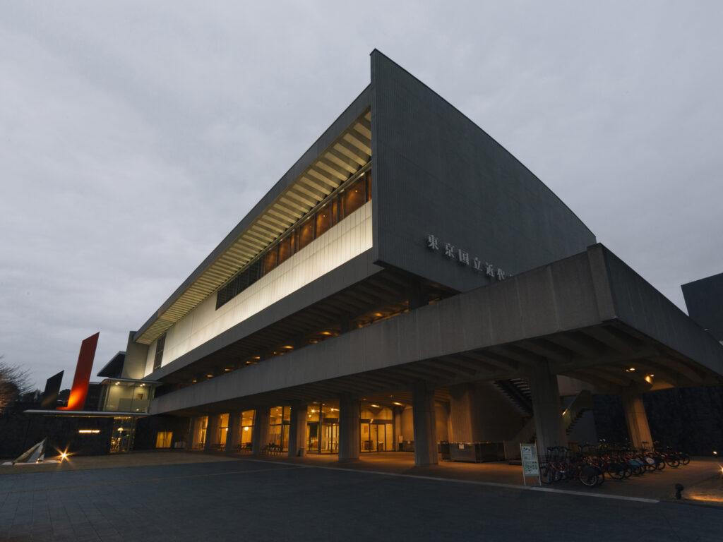 夜間に開館する美術館建物の様子