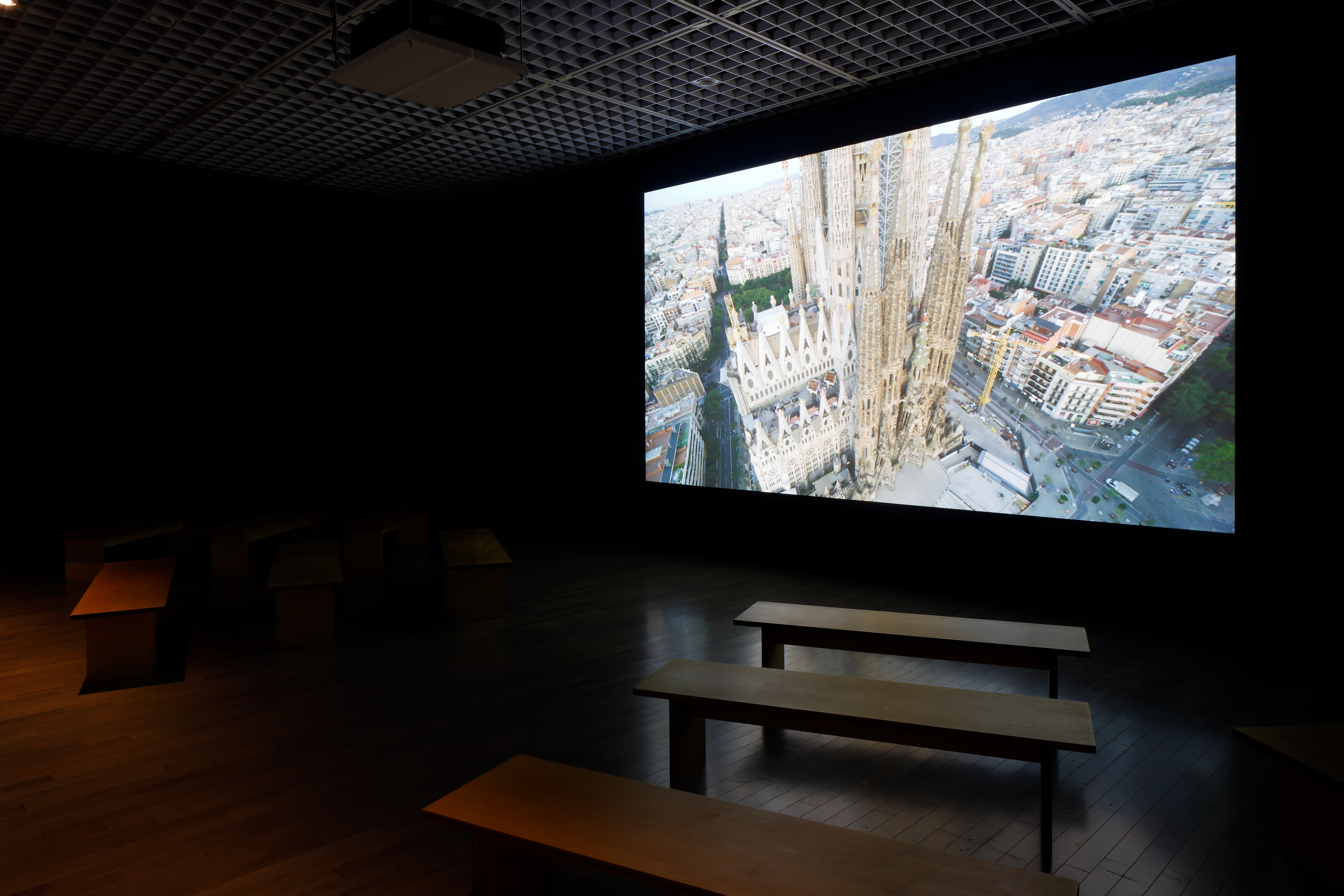 建築を鼓舞する街・バルセロナ - 東京国立近代美術館