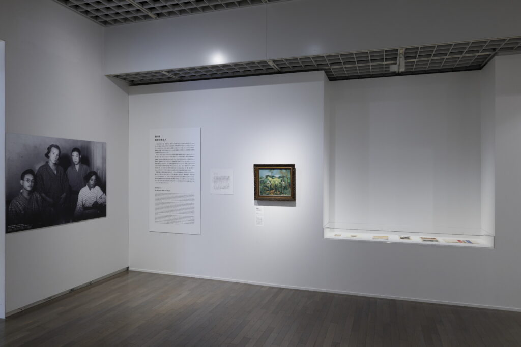 会場風景|右は《運命頌》1950年、南砺市立福光美術館蔵|撮影:木奥惠三